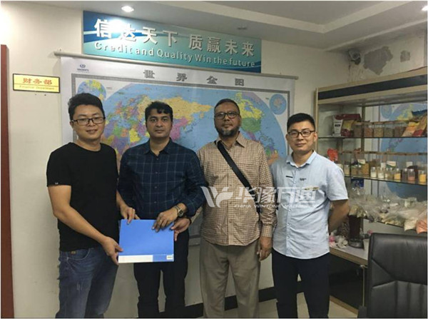 Firma de contrato de planta de pelado de lentejas 40T con clientes de Bangladesh